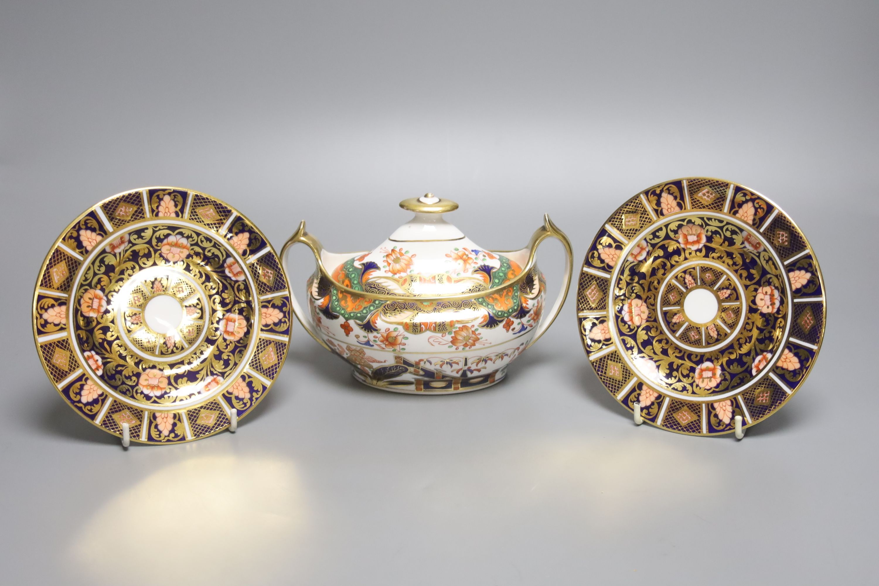A Spode sucrier and cover in imari style, mark SPODE 967 in red and a pair of Spode plates marked SPODE 1823, height 18cm
